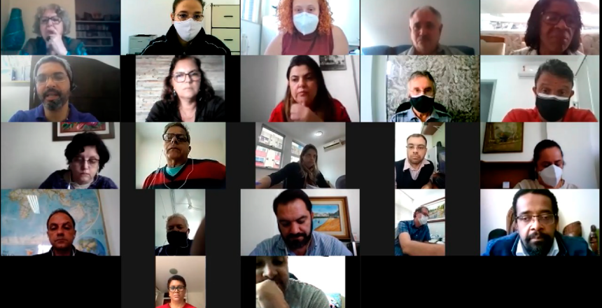 Imagem que exibe diversas pequenas telas que compõe a  teleconferência  do curso de gestão